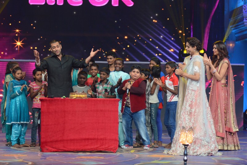 Prem Ratan Dhan Payo, Sonam Kapoor and Salman Khan made a special appearance on the sets of Prem Ki Dilwali for promoting their upcoming family drama film at the Life OK channel which will air soon on the Television. Salman Khan,Sonam Kapoor,Elli Avram,Prem Rata Dhan Payo Promotions on Life OK Channel,Prem Rata Dhan Payo Promotions,Prem Rata Dhan Payo movie Promotions