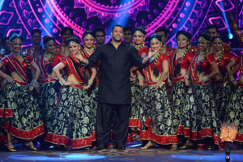 Prem Ratan Dhan Payo, Sonam Kapoor and Salman Khan made a special appearance on the sets of Prem Ki Dilwali for promoting their upcoming family drama film at the Life OK channel which will air soon on the Television. Salman Khan,Sonam Kapoor,Elli Avram,Prem Rata Dhan Payo Promotions on Life OK Channel,Prem Rata Dhan Payo Promotions,Prem Rata Dhan Payo movie Promotions