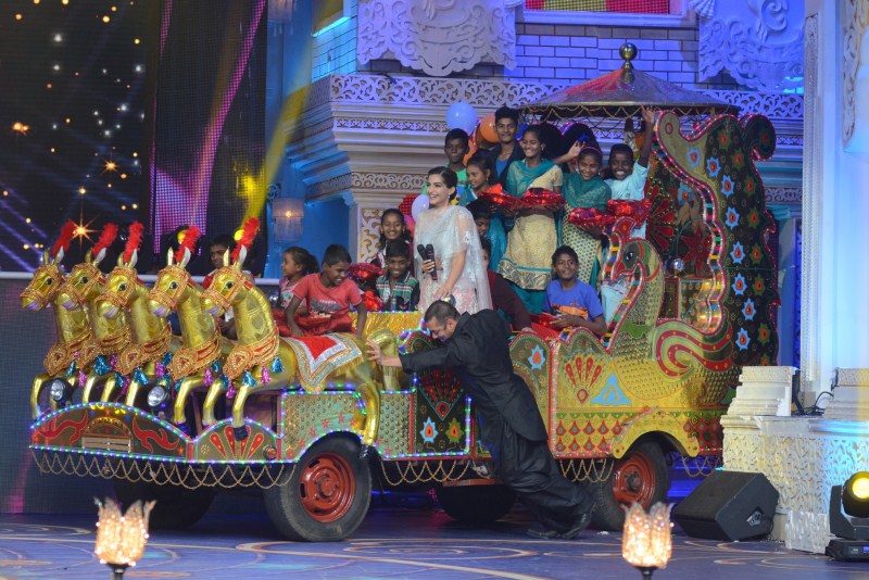 Prem Ratan Dhan Payo, Sonam Kapoor and Salman Khan made a special appearance on the sets of Prem Ki Dilwali for promoting their upcoming family drama film at the Life OK channel which will air soon on the Television. Salman Khan,Sonam Kapoor,Elli Avram,Prem Rata Dhan Payo Promotions on Life OK Channel,Prem Rata Dhan Payo Promotions,Prem Rata Dhan Payo movie Promotions