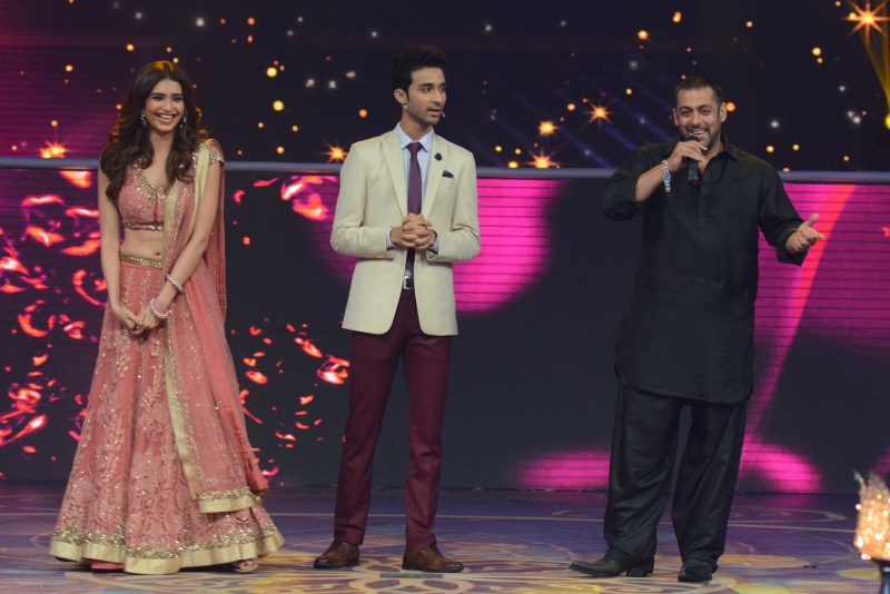 Prem Ratan Dhan Payo, Sonam Kapoor and Salman Khan made a special appearance on the sets of Prem Ki Dilwali for promoting their upcoming family drama film at the Life OK channel which will air soon on the Television. Salman Khan,Sonam Kapoor,Elli Avram,Prem Rata Dhan Payo Promotions on Life OK Channel,Prem Rata Dhan Payo Promotions,Prem Rata Dhan Payo movie Promotions