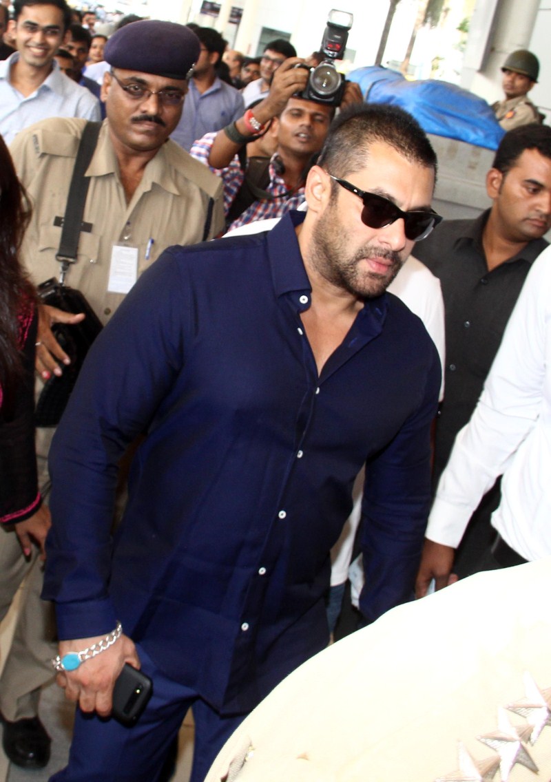 Salman Khan and Sonam Kapoor as they left for Ahmedabad to promote their upcoming film 'Prem Ratan Dhan Payo'. Salman Khan,Sonam Kapoor,Prem Ratan Dhan Payo,Prem Ratan Dhan Payo movie promotion,Salman Khan and Sonam Kapoor