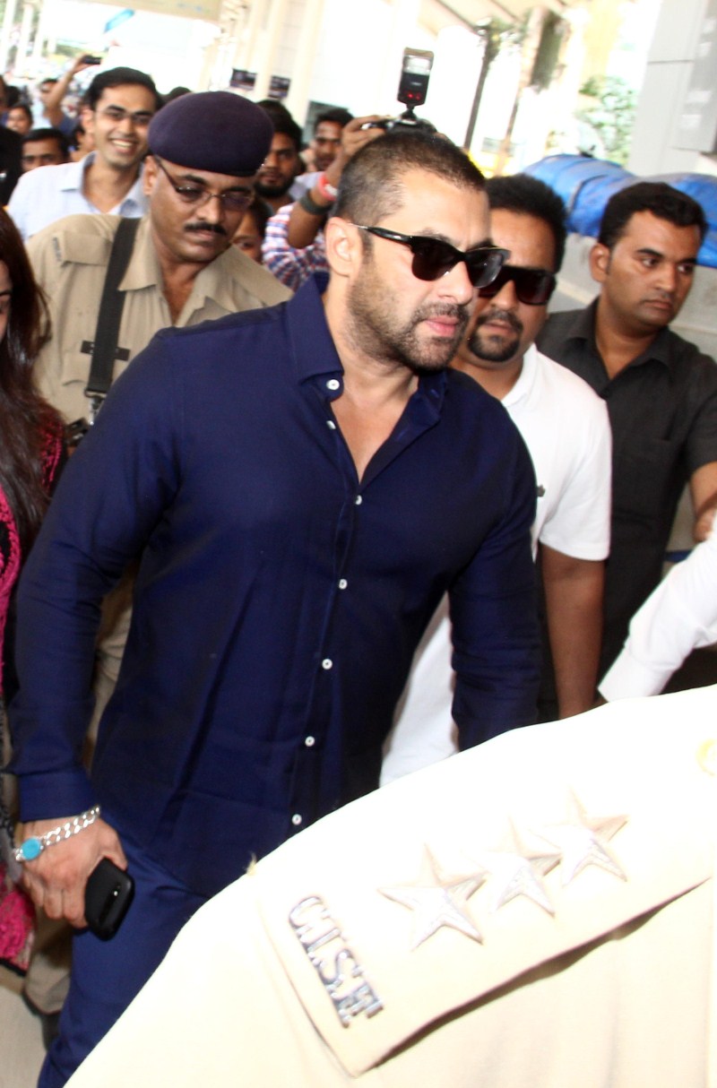 Salman Khan and Sonam Kapoor as they left for Ahmedabad to promote their upcoming film 'Prem Ratan Dhan Payo'. Salman Khan,Sonam Kapoor,Prem Ratan Dhan Payo,Prem Ratan Dhan Payo movie promotion,Salman Khan and Sonam Kapoor