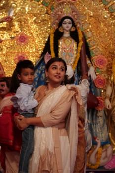 Vidya Balan stepped out with her family to celebrate Durga Puja. Vidya arrived at the puja pandal in Juhu with her mother Saraswathy Balan, sister Priya Balan and her nephew and niece and offered prayers.