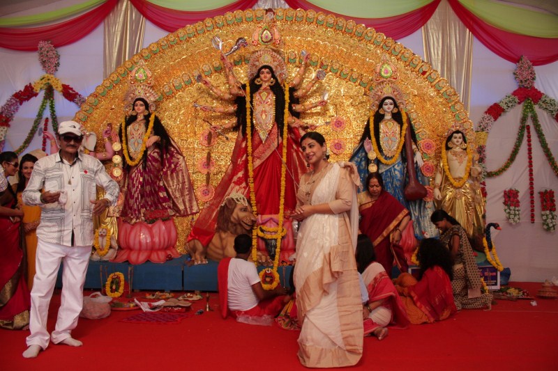 Vidya Balan stepped out with her family to celebrate Durga Puja. Vidya arrived at the puja pandal in Juhu with her mother Saraswathy Balan, sister Priya Balan and her nephew and niece and offered prayers. Vidya Balan,Navratri festival,Vidya Balan offers special puja to goddess Durga,actress Vidya Balan,Vidya Balan latest pics,Vidya Balan latest images,Vidya Balan latest photos,Vidya Balan latest stills,Vidya Balan latest pictures