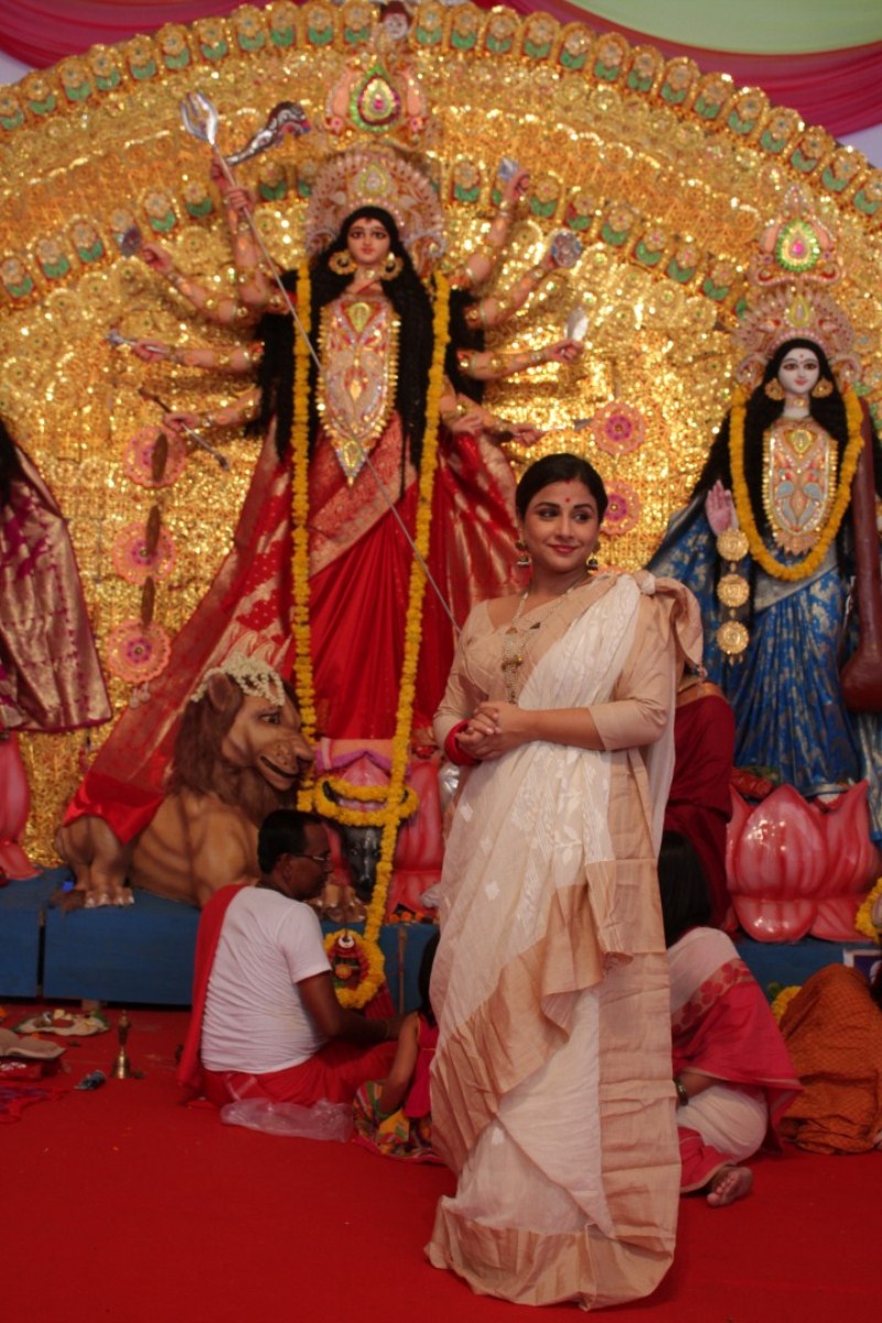 Vidya Balan stepped out with her family to celebrate Durga Puja. Vidya arrived at the puja pandal in Juhu with her mother Saraswathy Balan, sister Priya Balan and her nephew and niece and offered prayers. Vidya Balan,Navratri festival,Vidya Balan offers special puja to goddess Durga,actress Vidya Balan,Vidya Balan latest pics,Vidya Balan latest images,Vidya Balan latest photos,Vidya Balan latest stills,Vidya Balan latest pictures