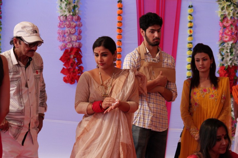 Vidya Balan stepped out with her family to celebrate Durga Puja. Vidya arrived at the puja pandal in Juhu with her mother Saraswathy Balan, sister Priya Balan and her nephew and niece and offered prayers. Vidya Balan,Navratri festival,Vidya Balan offers special puja to goddess Durga,actress Vidya Balan,Vidya Balan latest pics,Vidya Balan latest images,Vidya Balan latest photos,Vidya Balan latest stills,Vidya Balan latest pictures