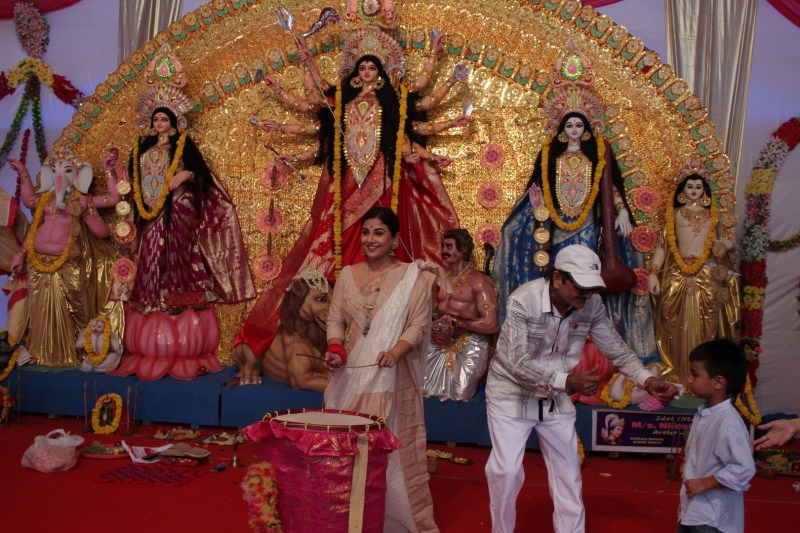 Vidya Balan stepped out with her family to celebrate Durga Puja. Vidya arrived at the puja pandal in Juhu with her mother Saraswathy Balan, sister Priya Balan and her nephew and niece and offered prayers. Vidya Balan,Navratri festival,Vidya Balan offers special puja to goddess Durga,actress Vidya Balan,Vidya Balan latest pics,Vidya Balan latest images,Vidya Balan latest photos,Vidya Balan latest stills,Vidya Balan latest pictures
