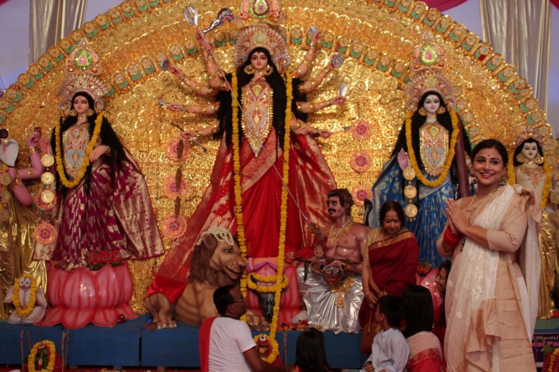 Vidya Balan stepped out with her family to celebrate Durga Puja. Vidya arrived at the puja pandal in Juhu with her mother Saraswathy Balan, sister Priya Balan and her nephew and niece and offered prayers. Vidya Balan,Navratri festival,Vidya Balan offers special puja to goddess Durga,actress Vidya Balan,Vidya Balan latest pics,Vidya Balan latest images,Vidya Balan latest photos,Vidya Balan latest stills,Vidya Balan latest pictures