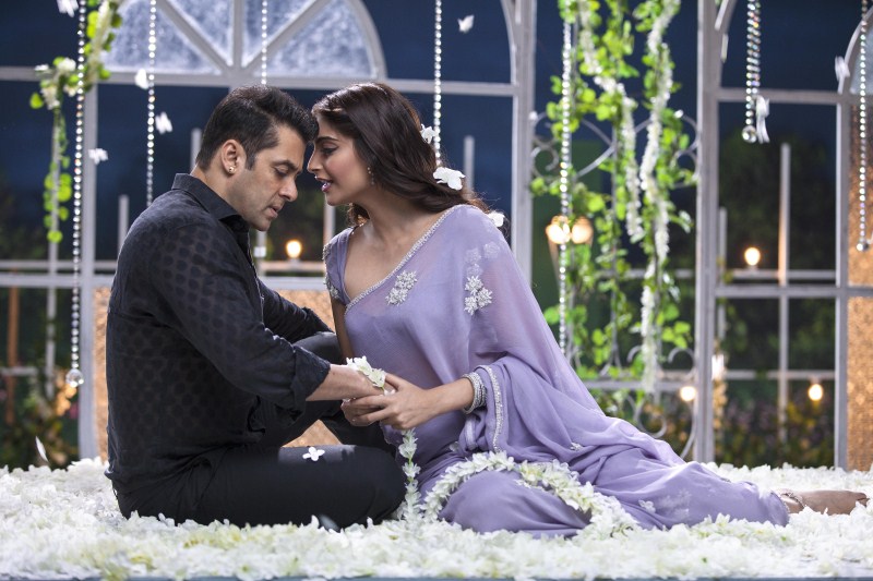 Salman Khan has decided to host a special screening of 'Prem Ratan Dhan Payo' for Bhagyashree his Maine Pyaar Kiya actress and Madhuri Dixit-Nene his Hum Aapke Hain Koun co-star. Salman Khan,Prem Ratan Dhan Payo,Prem Ratan Dhan Payo special screening,Bhagyashree,Maine Pyaar Kiya,Madhuri Dixit,Aapke Hai Koun