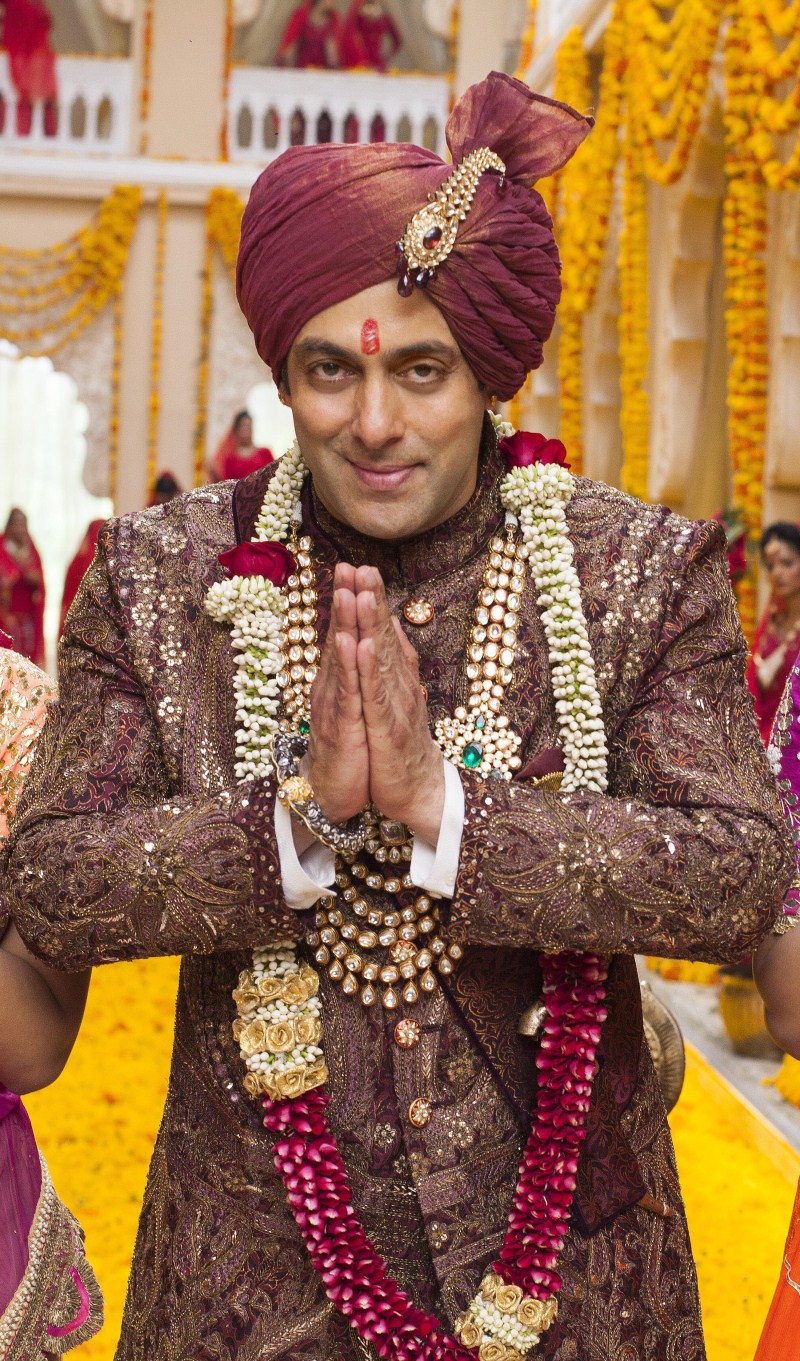 Salman Khan has decided to host a special screening of 'Prem Ratan Dhan Payo' for Bhagyashree his Maine Pyaar Kiya actress and Madhuri Dixit-Nene his Hum Aapke Hain Koun co-star. Salman Khan,Prem Ratan Dhan Payo,Prem Ratan Dhan Payo special screening,Bhagyashree,Maine Pyaar Kiya,Madhuri Dixit,Aapke Hai Koun