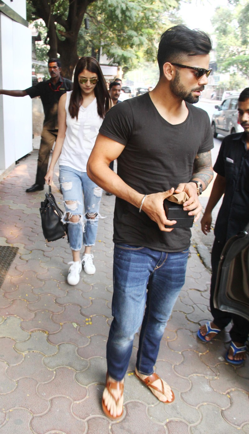 Virat Kohli went on a lunch date with his lady love, Bollywood actress Anushka Sharma and her father on 23 October at Bandra Restaurent in Mumbai. Virat Kohli,Anushka Sharma,Virat Kohli Lunch with Anushka Sharma,Virat Kohli and Anushka Sharma,Virat Kohli Anushka Sharma,Virat Kohli's Lunch with Anushka Sharma Family
