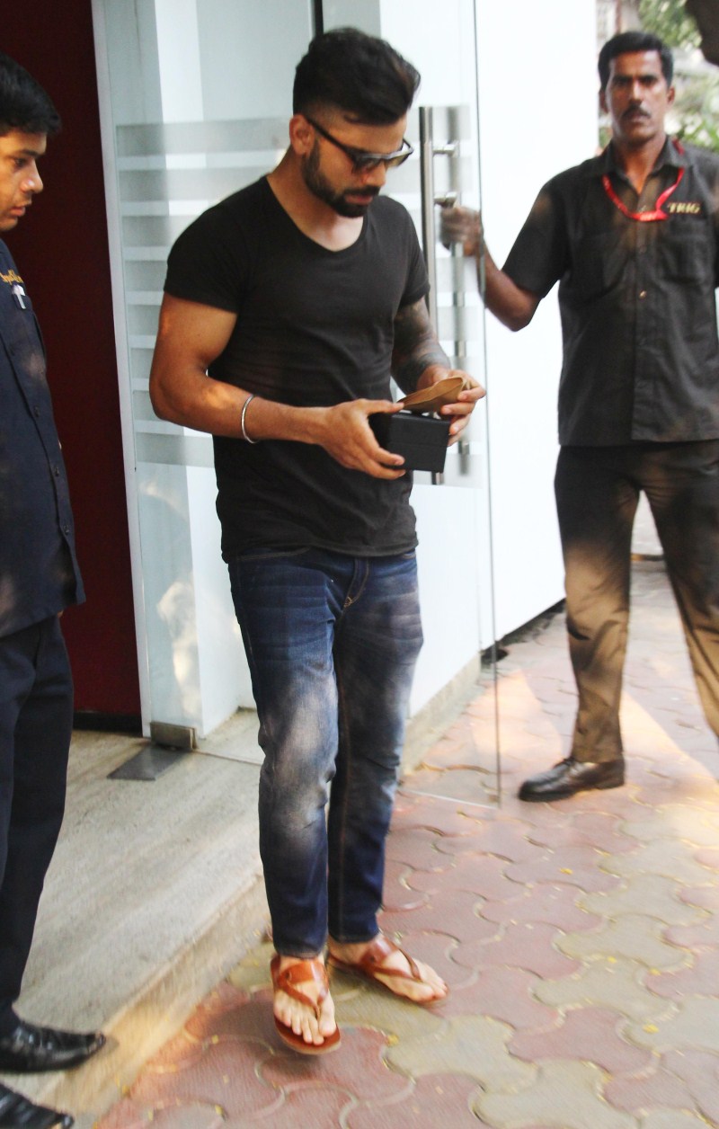 Virat Kohli went on a lunch date with his lady love, Bollywood actress Anushka Sharma and her father on 23 October at Bandra Restaurent in Mumbai. Virat Kohli,Anushka Sharma,Virat Kohli Lunch with Anushka Sharma,Virat Kohli and Anushka Sharma,Virat Kohli Anushka Sharma,Virat Kohli's Lunch with Anushka Sharma Family