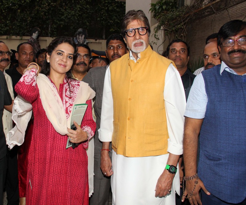 Bollywood megastar Amitabh Bachchan and Maharashtra, Finance minister Sudhir Mungantiwar today flagged off a bike rally, covering four out of the six tiger reserves in the state, in support of the government's 'Save Tiger' campaign. Amitabh Bachchan,bike rally,Amitabh Bachchan,Sudhir Mungantiwar Flag Off Tiger Conservation Rally,Tiger Conservation Rally,Save Tiger