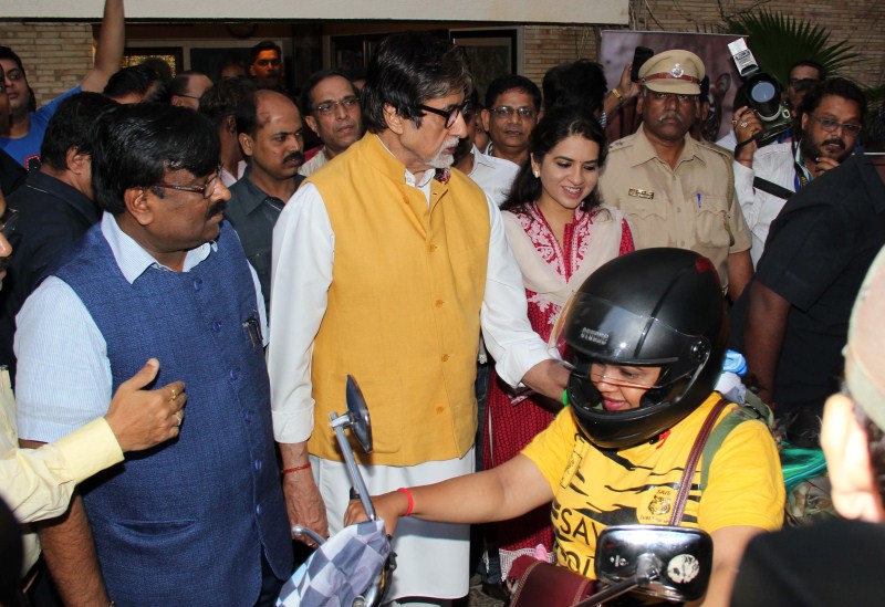 Bollywood megastar Amitabh Bachchan and Maharashtra, Finance minister Sudhir Mungantiwar today flagged off a bike rally, covering four out of the six tiger reserves in the state, in support of the government's 'Save Tiger' campaign. Amitabh Bachchan,bike rally,Amitabh Bachchan,Sudhir Mungantiwar Flag Off Tiger Conservation Rally,Tiger Conservation Rally,Save Tiger