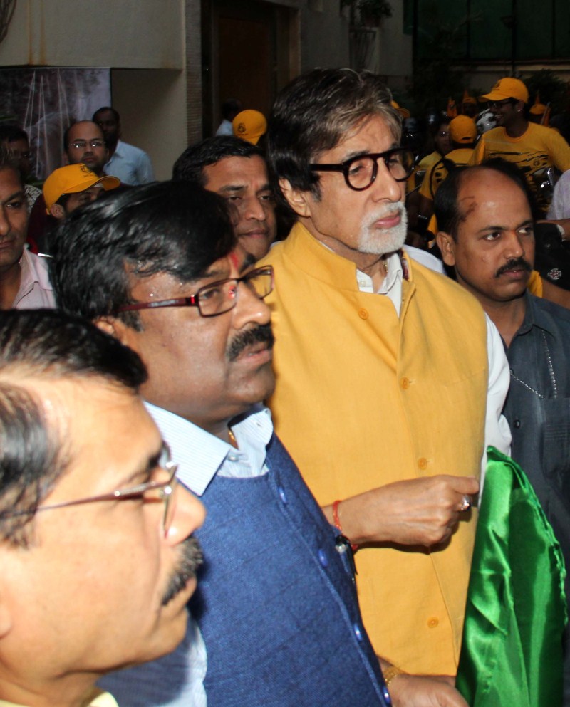Bollywood megastar Amitabh Bachchan and Maharashtra, Finance minister Sudhir Mungantiwar today flagged off a bike rally, covering four out of the six tiger reserves in the state, in support of the government's 'Save Tiger' campaign. Amitabh Bachchan,bike rally,Amitabh Bachchan,Sudhir Mungantiwar Flag Off Tiger Conservation Rally,Tiger Conservation Rally,Save Tiger