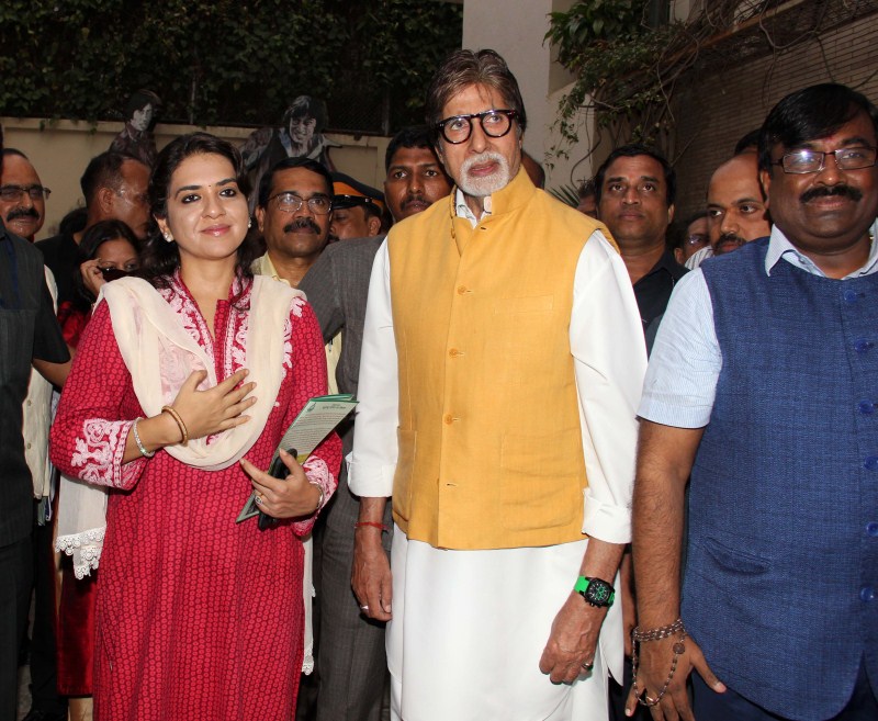 Bollywood megastar Amitabh Bachchan and Maharashtra, Finance minister Sudhir Mungantiwar today flagged off a bike rally, covering four out of the six tiger reserves in the state, in support of the government's 'Save Tiger' campaign. Amitabh Bachchan,bike rally,Amitabh Bachchan,Sudhir Mungantiwar Flag Off Tiger Conservation Rally,Tiger Conservation Rally,Save Tiger