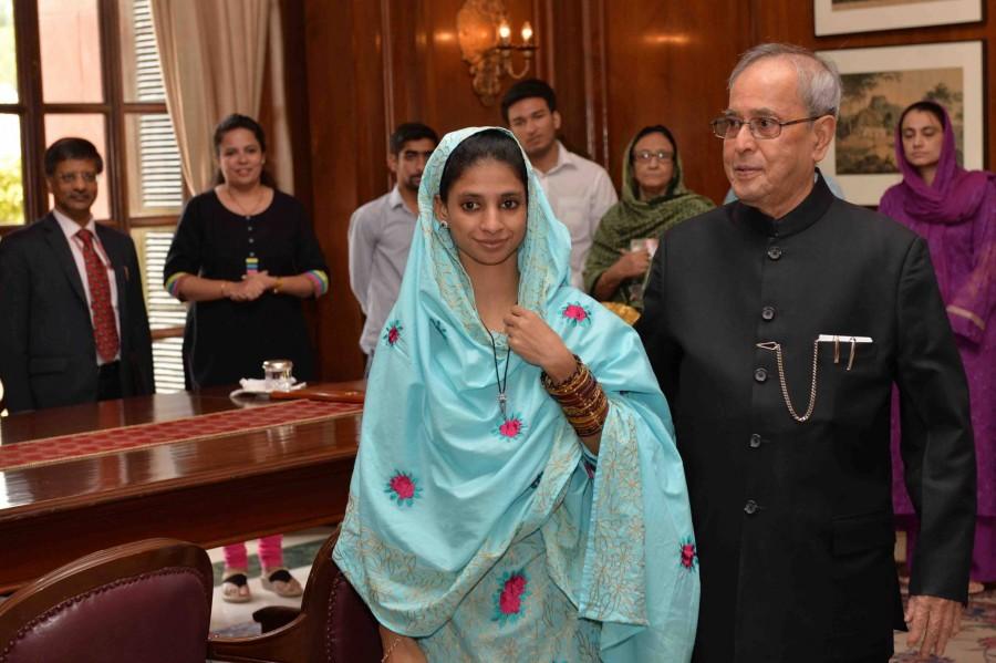 Indian President Pranab Mukherjee met Geeta, the hearing and speech impaired girl at Rashtrapati Bhawan on Tuesday, 27 October Geeta in india,geeta returns to india,geeta pakistan to india,geeta meets indian president,geeta meets pranab mukherjee,geeta meets Indian PM,geeta meets Narendra Modi,geeta meets Arvind Kejriwal