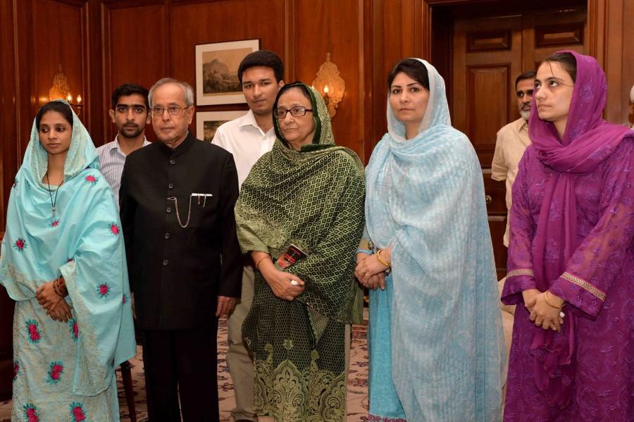Indian President Pranab Mukherjee met Geeta, the hearing and speech impaired girl at Rashtrapati Bhawan on Tuesday, 27 October Geeta in india,geeta returns to india,geeta pakistan to india,geeta meets indian president,geeta meets pranab mukherjee,geeta meets Indian PM,geeta meets Narendra Modi,geeta meets Arvind Kejriwal