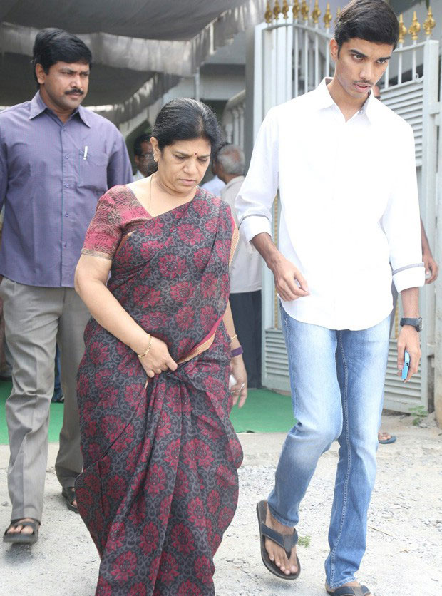 Chiranjeevi, Sai Kumar, Manchu Nirmala Devi, Surekha Konidela, Tammareddy Bharadwaja and many other celebs Pay Homage to Mada Venkateswara Rao. Chiranjeevi,Sai Kumar,Manchu Nirmala Devi,Surekha Konidela,Tammareddy Bharadwaja,Mada Venkateswara Rao,Mada Venkateswara Rao death,Mada Venkateswara Rao passed away,Mada Venkateswara Rao died,celebs Pay Homage to Mada Venkateswara Rao,celeb Pays Homage to