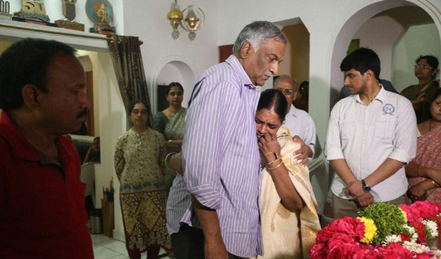 Chiranjeevi, Sai Kumar, Manchu Nirmala Devi, Surekha Konidela, Tammareddy Bharadwaja and many other celebs Pay Homage to Mada Venkateswara Rao. Chiranjeevi,Sai Kumar,Manchu Nirmala Devi,Surekha Konidela,Tammareddy Bharadwaja,Mada Venkateswara Rao,Mada Venkateswara Rao death,Mada Venkateswara Rao passed away,Mada Venkateswara Rao died,celebs Pay Homage to Mada Venkateswara Rao,celeb Pays Homage to