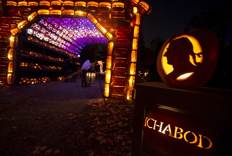 The annual Great Jack O' Lantern Blaze in New York showcases over 7,000 hand carved illuminated Jack O' Lanterns. Great Jack O' Lantern Blaze,Great Jack O' Lantern Blaze 2015,Jack O' Lanterns,Jack O' Lanterns 2015,The great pumpkin,The great pumpkin show,pumpkin show,pumpkin show 2015