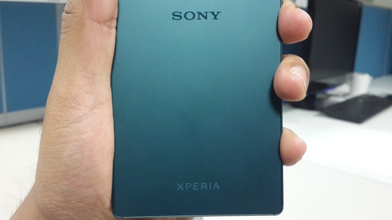 Sony unveiled all-new Xperia Z5 Dual alongside Xperia Z5 Premium in India to woo the flagship shoppers. The Xperia Z5 Dual is a slightly low-priced handset compared to the Premium variant, nevertheless packs flagship features. The handset is priced at Rs. 52,990 in India. Sony Xperia Z5 Dual photos,Sony Xperia Z5 Dual first look,Sony Xperia Z5 Dual unbox,Sony Xperia Z5 Dual review,Sony Xperia Z5 Dual first impressions,Sony Xperia Z5 Dual real photos,Sony Xperia Z5 Dual design,Sony Xperia Z5 Dual review photos