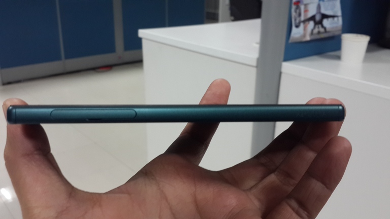 Sony unveiled all-new Xperia Z5 Dual alongside Xperia Z5 Premium in India to woo the flagship shoppers. The Xperia Z5 Dual is a slightly low-priced handset compared to the Premium variant, nevertheless packs flagship features. The handset is priced at Rs. 52,990 in India. Sony Xperia Z5 Dual photos,Sony Xperia Z5 Dual first look,Sony Xperia Z5 Dual unbox,Sony Xperia Z5 Dual review,Sony Xperia Z5 Dual first impressions,Sony Xperia Z5 Dual real photos,Sony Xperia Z5 Dual design,Sony Xperia Z5 Dual review photos