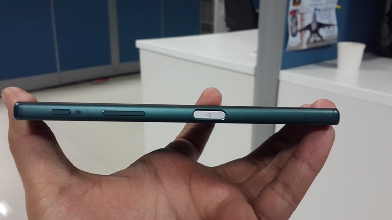 Sony unveiled all-new Xperia Z5 Dual alongside Xperia Z5 Premium in India to woo the flagship shoppers. The Xperia Z5 Dual is a slightly low-priced handset compared to the Premium variant, nevertheless packs flagship features. The handset is priced at Rs. 52,990 in India. Sony Xperia Z5 Dual photos,Sony Xperia Z5 Dual first look,Sony Xperia Z5 Dual unbox,Sony Xperia Z5 Dual review,Sony Xperia Z5 Dual first impressions,Sony Xperia Z5 Dual real photos,Sony Xperia Z5 Dual design,Sony Xperia Z5 Dual review photos