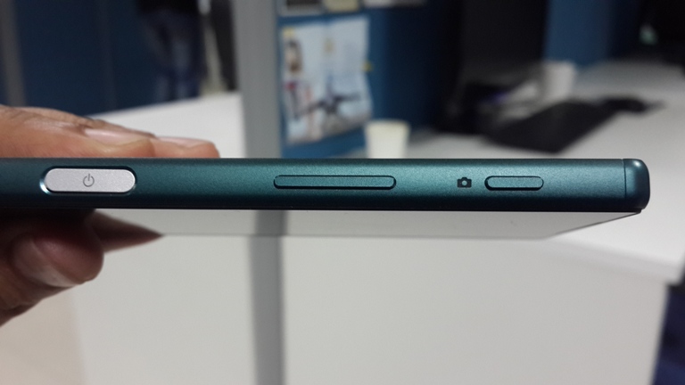 Sony unveiled all-new Xperia Z5 Dual alongside Xperia Z5 Premium in India to woo the flagship shoppers. The Xperia Z5 Dual is a slightly low-priced handset compared to the Premium variant, nevertheless packs flagship features. The handset is priced at Rs. 52,990 in India. Sony Xperia Z5 Dual photos,Sony Xperia Z5 Dual first look,Sony Xperia Z5 Dual unbox,Sony Xperia Z5 Dual review,Sony Xperia Z5 Dual first impressions,Sony Xperia Z5 Dual real photos,Sony Xperia Z5 Dual design,Sony Xperia Z5 Dual review photos