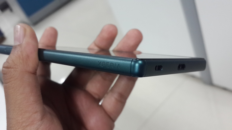 Sony unveiled all-new Xperia Z5 Dual alongside Xperia Z5 Premium in India to woo the flagship shoppers. The Xperia Z5 Dual is a slightly low-priced handset compared to the Premium variant, nevertheless packs flagship features. The handset is priced at Rs. 52,990 in India. Sony Xperia Z5 Dual photos,Sony Xperia Z5 Dual first look,Sony Xperia Z5 Dual unbox,Sony Xperia Z5 Dual review,Sony Xperia Z5 Dual first impressions,Sony Xperia Z5 Dual real photos,Sony Xperia Z5 Dual design,Sony Xperia Z5 Dual review photos