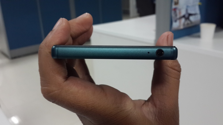 Sony unveiled all-new Xperia Z5 Dual alongside Xperia Z5 Premium in India to woo the flagship shoppers. The Xperia Z5 Dual is a slightly low-priced handset compared to the Premium variant, nevertheless packs flagship features. The handset is priced at Rs. 52,990 in India. Sony Xperia Z5 Dual photos,Sony Xperia Z5 Dual first look,Sony Xperia Z5 Dual unbox,Sony Xperia Z5 Dual review,Sony Xperia Z5 Dual first impressions,Sony Xperia Z5 Dual real photos,Sony Xperia Z5 Dual design,Sony Xperia Z5 Dual review photos
