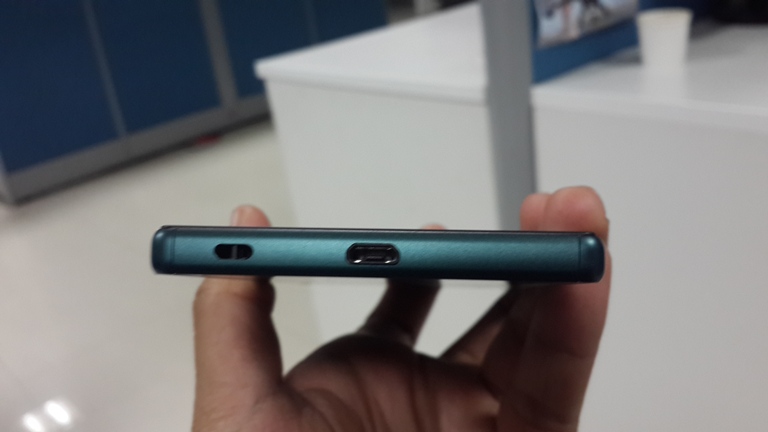 Sony unveiled all-new Xperia Z5 Dual alongside Xperia Z5 Premium in India to woo the flagship shoppers. The Xperia Z5 Dual is a slightly low-priced handset compared to the Premium variant, nevertheless packs flagship features. The handset is priced at Rs. 52,990 in India. Sony Xperia Z5 Dual photos,Sony Xperia Z5 Dual first look,Sony Xperia Z5 Dual unbox,Sony Xperia Z5 Dual review,Sony Xperia Z5 Dual first impressions,Sony Xperia Z5 Dual real photos,Sony Xperia Z5 Dual design,Sony Xperia Z5 Dual review photos