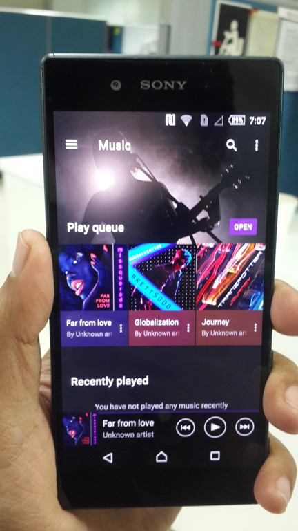 Sony unveiled all-new Xperia Z5 Dual alongside Xperia Z5 Premium in India to woo the flagship shoppers. The Xperia Z5 Dual is a slightly low-priced handset compared to the Premium variant, nevertheless packs flagship features. The handset is priced at Rs. 52,990 in India. Sony Xperia Z5 Dual photos,Sony Xperia Z5 Dual first look,Sony Xperia Z5 Dual unbox,Sony Xperia Z5 Dual review,Sony Xperia Z5 Dual first impressions,Sony Xperia Z5 Dual real photos,Sony Xperia Z5 Dual design,Sony Xperia Z5 Dual review photos