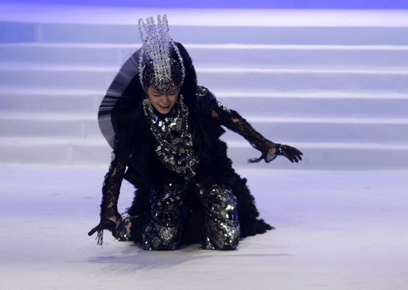 Here are some fashion models take a tumble on the runway. Models falls,When models fall,funny Models falls,models tumble,fashion models,ramp walk