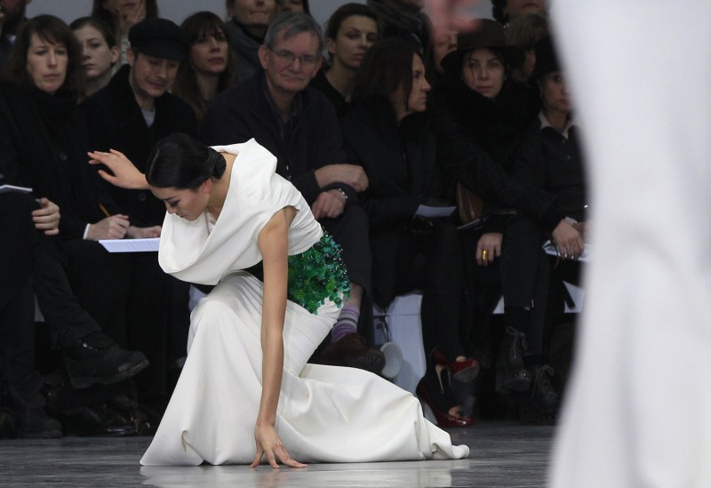 Here are some fashion models take a tumble on the runway. Models falls,When models fall,funny Models falls,models tumble,fashion models,ramp walk