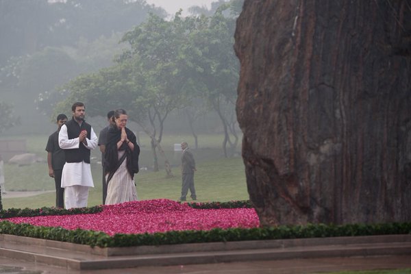 Congress President Smt Sonia Gandhi, Rahul Gandhi, Former PM Dr Manmohan Singh pay tributes to Indira Gandhi on her death anniversary at Shakti Sthal. Indira Gandhi,Indira Gandhi death anniversary,Indira Gandhi death,Sonia Gandhi,Rahul Gandhi,Manmohan Singh,Pranab Mukherjee