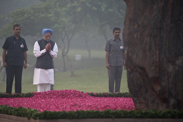 Congress President Smt Sonia Gandhi, Rahul Gandhi, Former PM Dr Manmohan Singh pay tributes to Indira Gandhi on her death anniversary at Shakti Sthal. Indira Gandhi,Indira Gandhi death anniversary,Indira Gandhi death,Sonia Gandhi,Rahul Gandhi,Manmohan Singh,Pranab Mukherjee