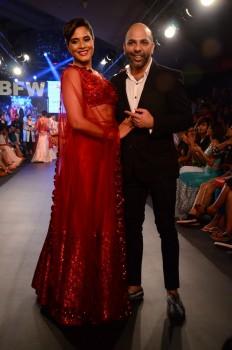 Mayyur R Girotra unveils a shimmery retro collection for destination brides at Gionee India Beach Fashion Week.
