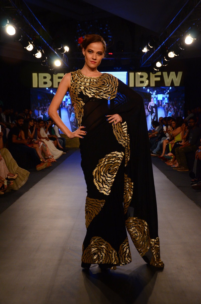 Mayyur R Girotra unveils a shimmery retro collection for destination brides at Gionee India Beach Fashion Week. Mayyur R Girotra,Bridal Wear,shimmery retro collection,Gionee India Beach Fashion Week,Beach Fashion Week,Fashion Week,Fashion Week 2015,Fashion