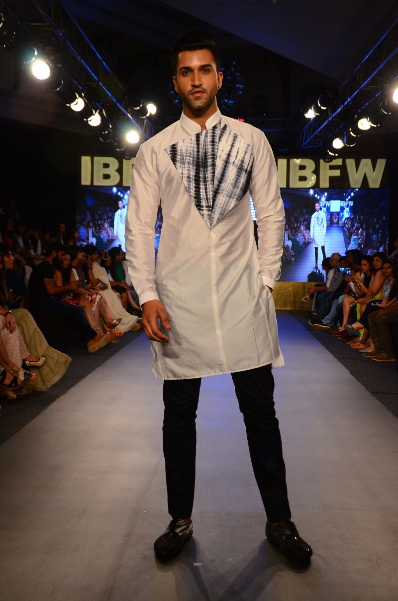 Mayyur R Girotra unveils a shimmery retro collection for destination brides at Gionee India Beach Fashion Week. Mayyur R Girotra,Bridal Wear,shimmery retro collection,Gionee India Beach Fashion Week,Beach Fashion Week,Fashion Week,Fashion Week 2015,Fashion