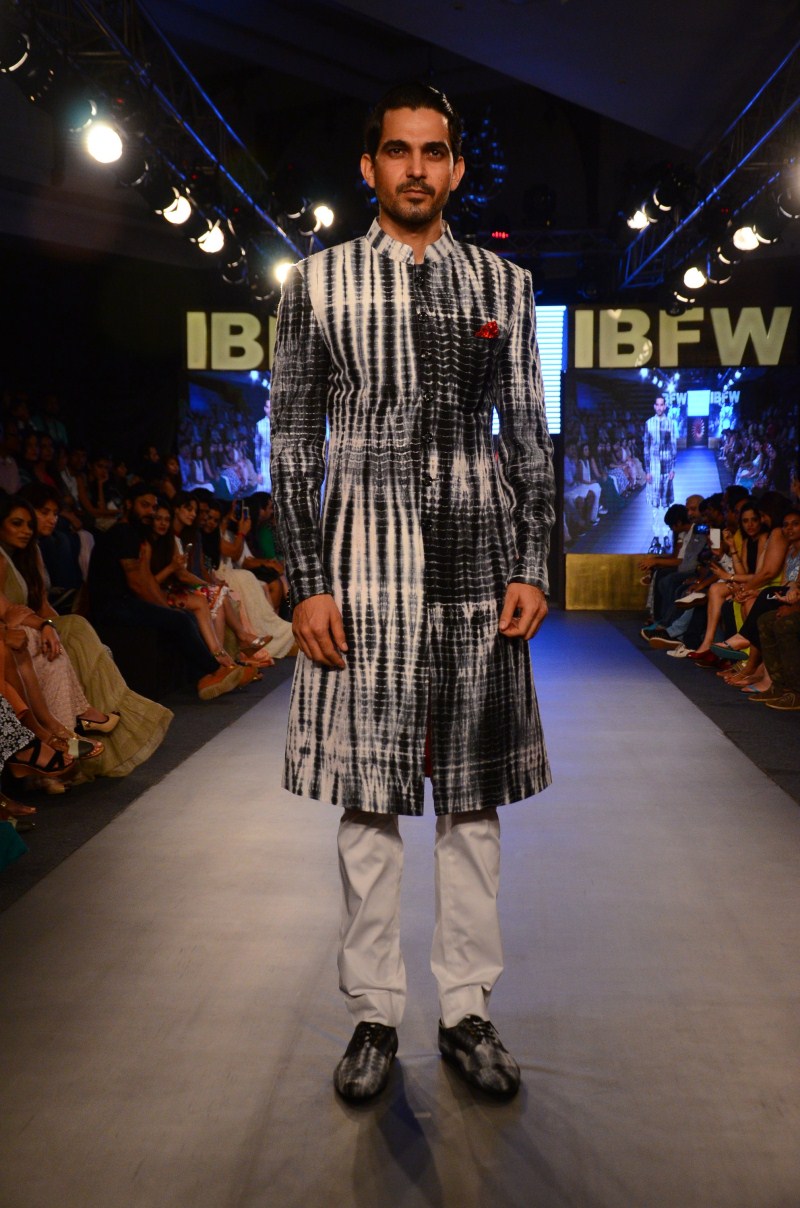 Mayyur R Girotra unveils a shimmery retro collection for destination brides at Gionee India Beach Fashion Week. Mayyur R Girotra,Bridal Wear,shimmery retro collection,Gionee India Beach Fashion Week,Beach Fashion Week,Fashion Week,Fashion Week 2015,Fashion