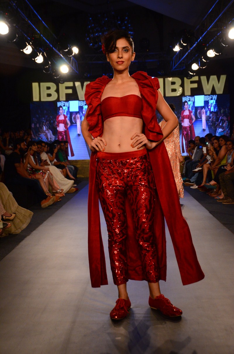 Mayyur R Girotra unveils a shimmery retro collection for destination brides at Gionee India Beach Fashion Week. Mayyur R Girotra,Bridal Wear,shimmery retro collection,Gionee India Beach Fashion Week,Beach Fashion Week,Fashion Week,Fashion Week 2015,Fashion