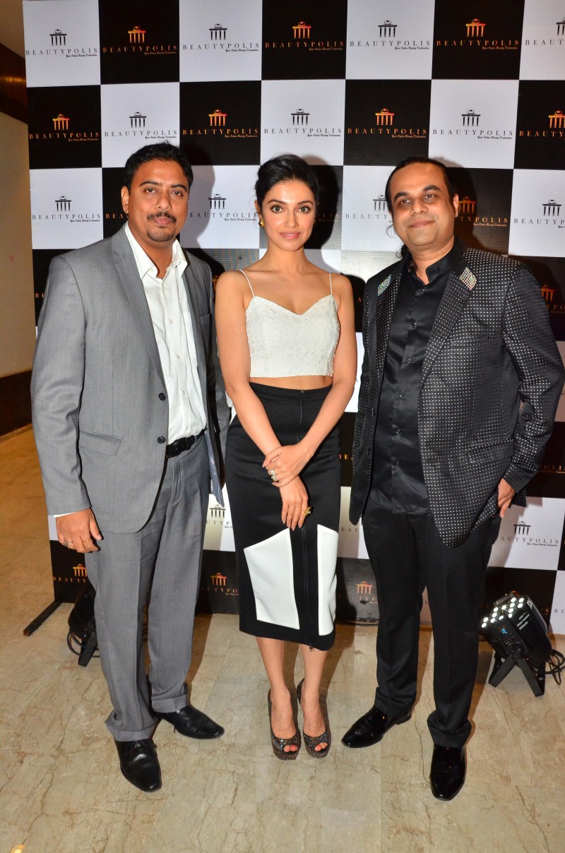 Director Divya Khosla Kumar unveiled Beautypolis, the online beauty destination at Levo Lounge, Andheri West. Celebs of the likes of Shibani Kashyap, Anees Bazmee, Shaleen Bhanot, Sumit Mittal, Aashish Rego, Allen John, Veteran Artist Pandhari Dada, Ashoke Pandit, Dilip Pithwa, Anil Wanvari with daughter Prerna Wanvari and many others were present at the event. Divya Khosla Kumar,Beauty Polis online beauty destination,online beauty destination,Shibani Kashyap,Anees Bazmee,Shaleen Bhanot,Sumit Mittal,Aashish Rego,Allen John,Veteran Artist Pandhari Dada
