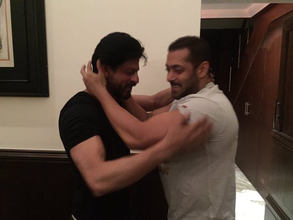 Prem Ratan Dhan Payo actor Salman Khan wished Shah Rukh Khan on his 50th birthday. Salman Khan,SRK,Salman Khan wished Shah Rukh Khan,Shah Rukh Khan,Salman Khan hugs Shah Rukh Khan,Salman Khan hugs SRK,Salman,SRK 50th birthday Celebration,Shah Rukh Khan 50th birthday Celebration