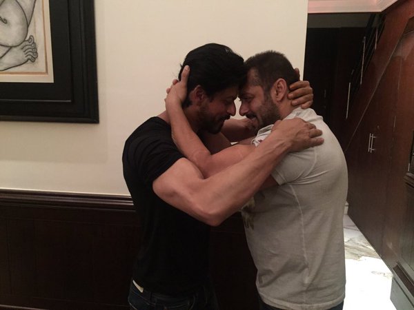 Prem Ratan Dhan Payo actor Salman Khan wished Shah Rukh Khan on his 50th birthday. Salman Khan,SRK,Salman Khan wished Shah Rukh Khan,Shah Rukh Khan,Salman Khan hugs Shah Rukh Khan,Salman Khan hugs SRK,Salman,SRK 50th birthday Celebration,Shah Rukh Khan 50th birthday Celebration