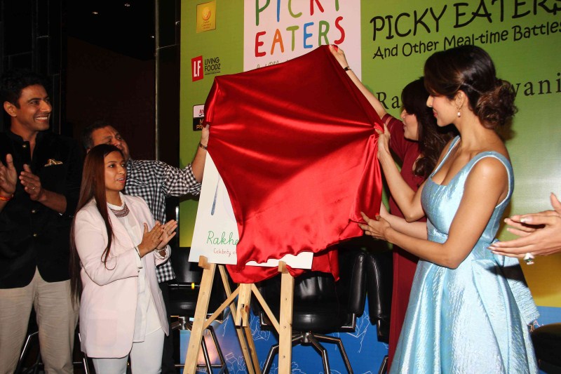 Bollywood actress Malaika Arora Khan launches Rakhee Vaswanis first book 'Picky Eaters' in Mumbai on 4 November 2015. Malaika Arora Khan,actress Malaika Arora Khan,Malaika Arora Khan launches Rakhee Vaswani's book Picky Eaters,Rakhee Vaswani's book Picky Eaters,Picky Eaters,Rakhee Vaswanis