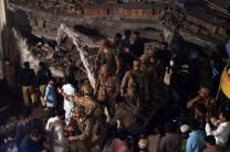 Pakistani soldiers search for victims in the rubble of a collapsed factory in eastern Pakistan's Lahore on 4 November 2015.