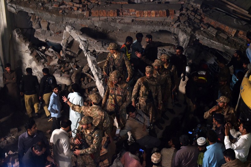 Pakistani soldiers search for victims in the rubble of a collapsed factory in eastern Pakistan's Lahore on 4 November 2015. Pakistan factory collapses,factory collapses,lahore factory collapses,eastern Pakistan,Pakistani soldiers,soldiers