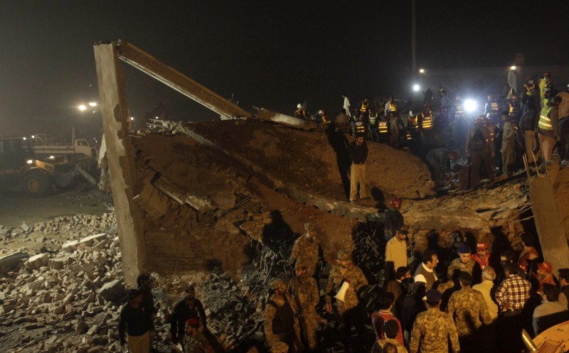 Pakistani soldiers search for victims in the rubble of a collapsed factory in eastern Pakistan's Lahore on 4 November 2015. Pakistan factory collapses,factory collapses,lahore factory collapses,eastern Pakistan,Pakistani soldiers,soldiers