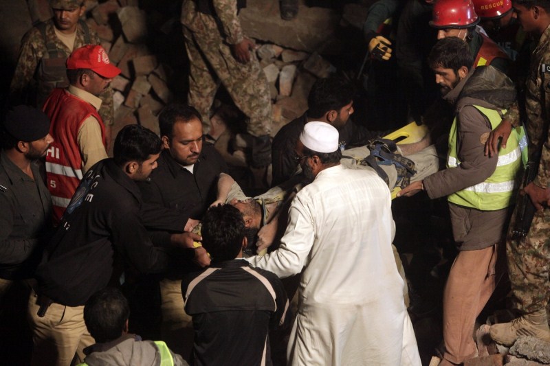 Pakistani soldiers search for victims in the rubble of a collapsed factory in eastern Pakistan's Lahore on 4 November 2015. Pakistan factory collapses,factory collapses,lahore factory collapses,eastern Pakistan,Pakistani soldiers,soldiers
